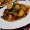 Mals rundvlees met aardappelen en champignons
