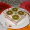 Novogodišnja torta sa kivijem i jagodom