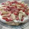 Tort bezea Pavlova cu căpșuni și banane