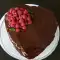 Шоколадова торта със сметана и малини