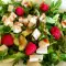 Grüner Salat mit Ziegenkäse und Himbeer-Balsamico-Reduktion