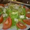 Zelena salata sa plavim sirom, avokadom i maslinama