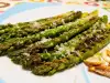 Grüner Spargel mit Knoblauch und Parmesan in der Pfanne