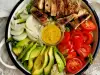 Salat mit Avocado und Hähnchen
