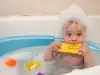 Как да държим бебето при къпане?