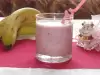 Бананов шейк с горски плодове и кондензирано мляко