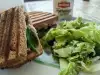 Бързи сандвичи с филе и бейби спанак