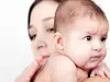 Как да държим бебето, за да се оригне