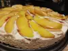 Медена бисквитена торта със заквасена сметана и нектарини