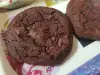 Какаови бисквитки с парченца шоколад