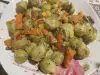 Guarnición de coles de Bruselas, zanahorias y guisantes