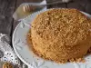 Бисквитена торта с поръска от медени блатове