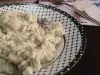 Курица с рисом и грибами на сковороде