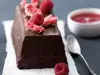 Шоколадов десерт със стафиди и малини