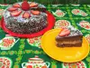 Какаова торта с круши и ягоди