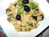 Aromatischer Couscous mit Zucchini und Oliven