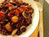 Zwarte rijst met bospaddenstoelen en gedroogde tomaten
