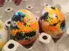 Huevos pintados con gelatina