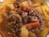 Svinjska kolenica sa mnogo povrća u đuvečari