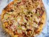 Хрупкава домашна пица със зелени чушки, сирена и бекон