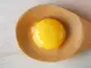 Отстраняване на мастни топчета с жълтък и сол