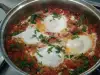 Huevos escalfados con tomate y pimientos