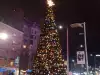 Коледната елха в София грейва днес