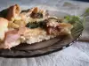 Focaccia mit Bacon, Pilzen und Käse