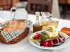 Гръцка салата с печено сирене