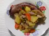 Гювеч с кълцана наденица, свинско и зеленчуци