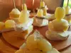 Pinchos festivos de quesos y fruta
