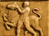 Туристи счупиха статуята на Херкулес в Кремона заради селфи