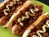 Hot Dog mit pikanter Hackfleischsoße