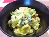 Salade met ijsbergsla en een dressing van kikkererwten en avocade