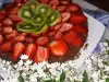 Какаова торта с киви и ягоди