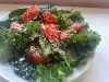 Salată de varză kale, cu roșii și semințe