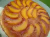 Простой пирог с карамелизированными персиками