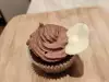 Какаови кексчета с лешници и шоколадова глазура