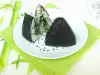 Driehoekige Koreaanse gimbap met spinazie en ei