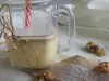 Ein stärkender Cocktail mit rohem Ei, frischer Milch und Honig