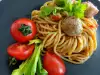 Кюфтенца по италиански върху канапе от спагети