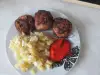 Ароматни кюфтета с гарнитура картофи и лютеница
