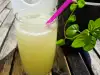 Basisches Getränk aus Zitrone, Ingwer und Minze