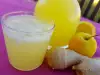 Aromatisches Wasser aus Zitrone, Apfel, Ingwer und Sellerie