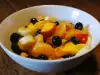 Obstsalat mit Mango und Heidelbeeren