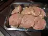 Свиные стейки, маринованные в чесноке
