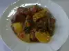 Късчета месо със зеленчуци на фурна
