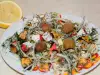 Ensalada sencilla de mejillones con palitos de cangrejo