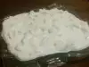Бърза млечна салата Снежанка с чесън и копър