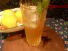 Alkoholfreier Mojito mit Lindenblätter